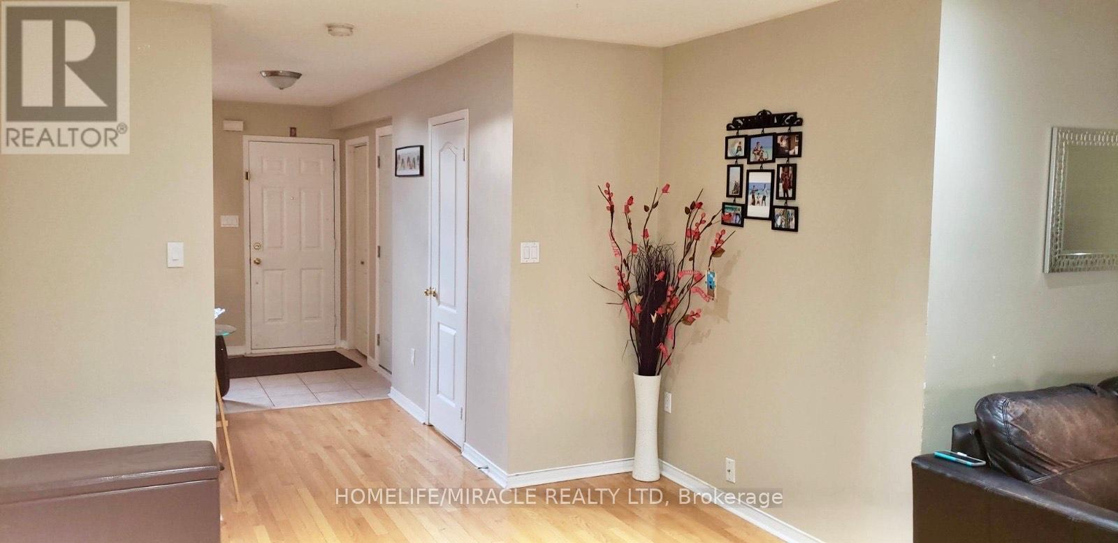 66 Echoridge Drive, Brampton, Ontario  L7A 3L7 - Photo 4 - W12684248