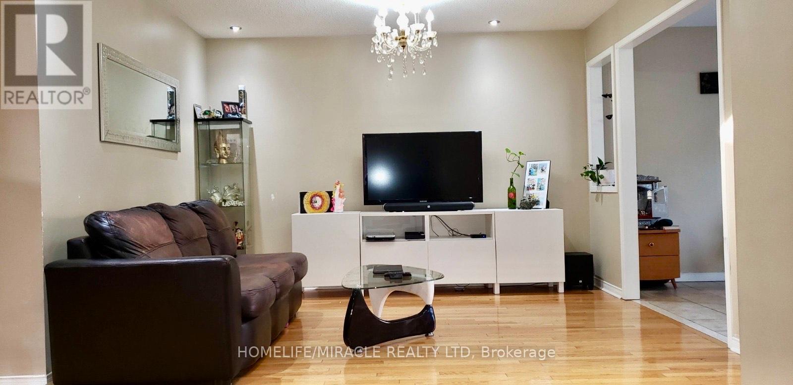 66 Echoridge Drive, Brampton, Ontario  L7A 3L7 - Photo 5 - W12684248