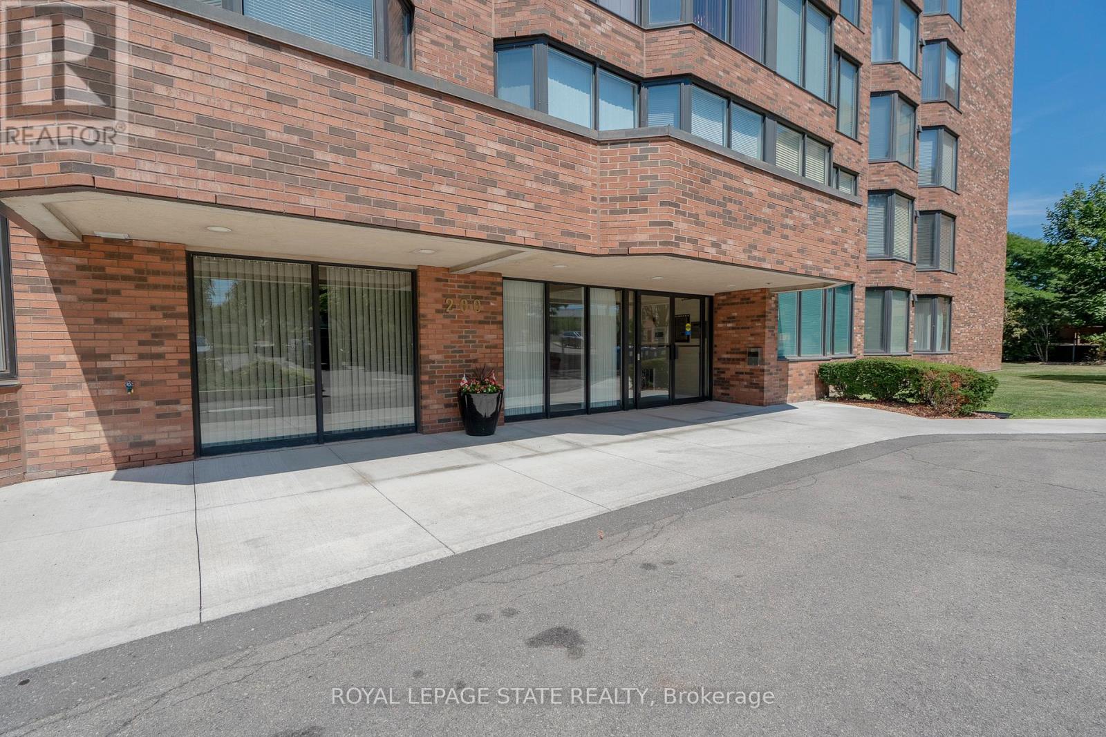 105 - 200 Limeridge Road W, Hamilton, Ontario  L9C 7M7 - Photo 2 - X12684252