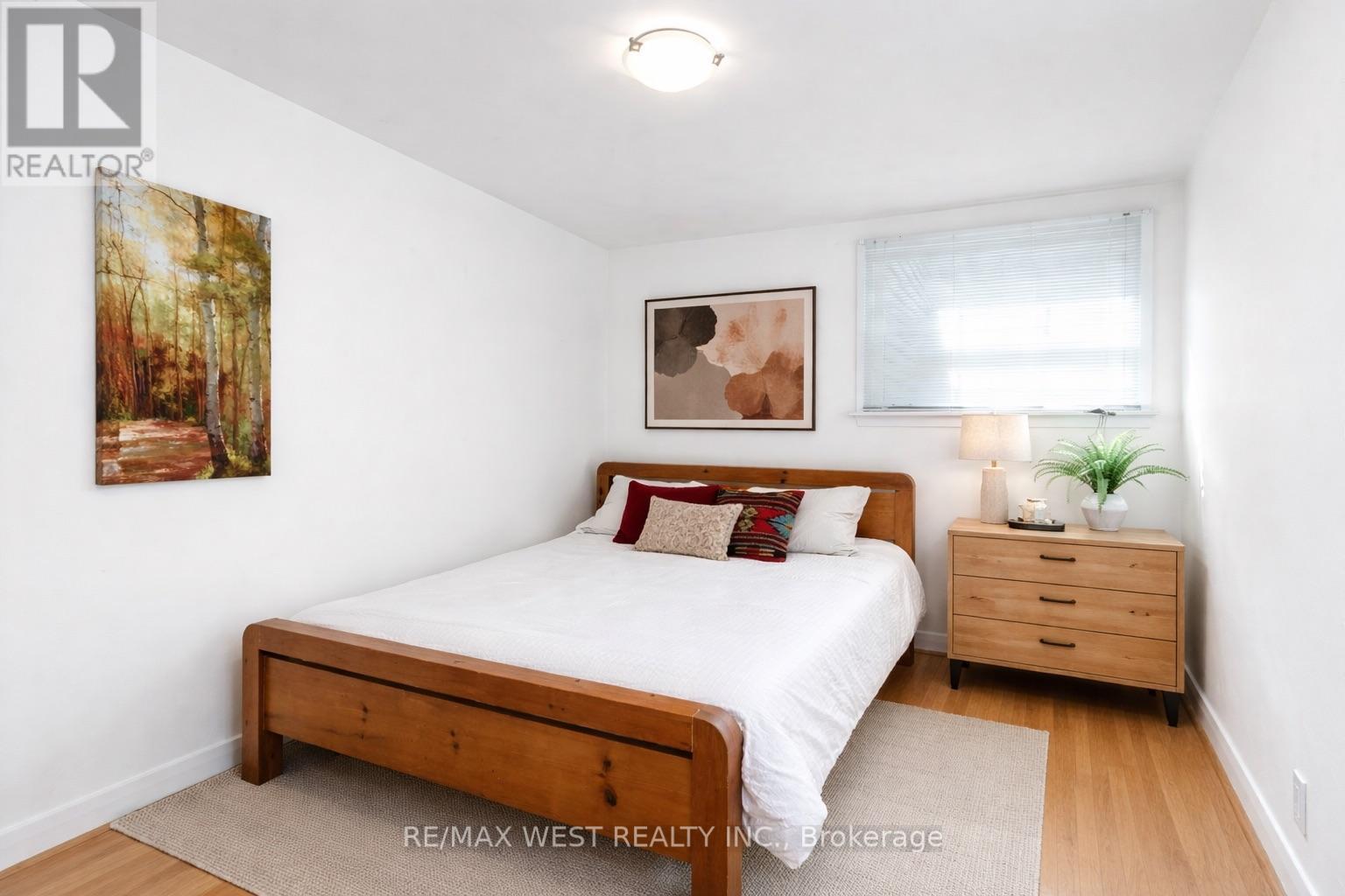 73 Ravensbourne Crescent, Toronto, Ontario  M9A 2B1 - Photo 9 - W12658806