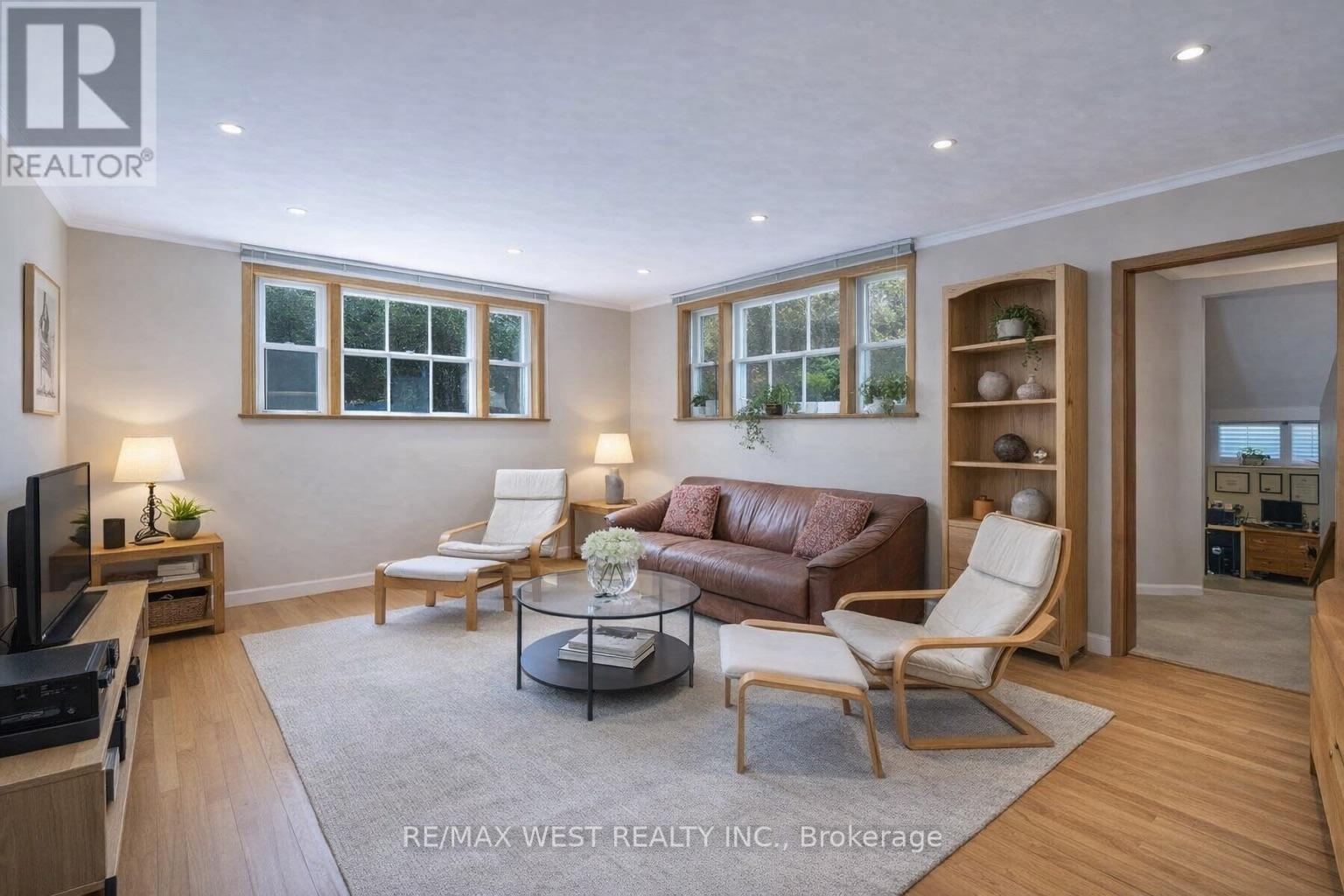 73 Ravensbourne Crescent, Toronto, Ontario  M9A 2B1 - Photo 10 - W12658806