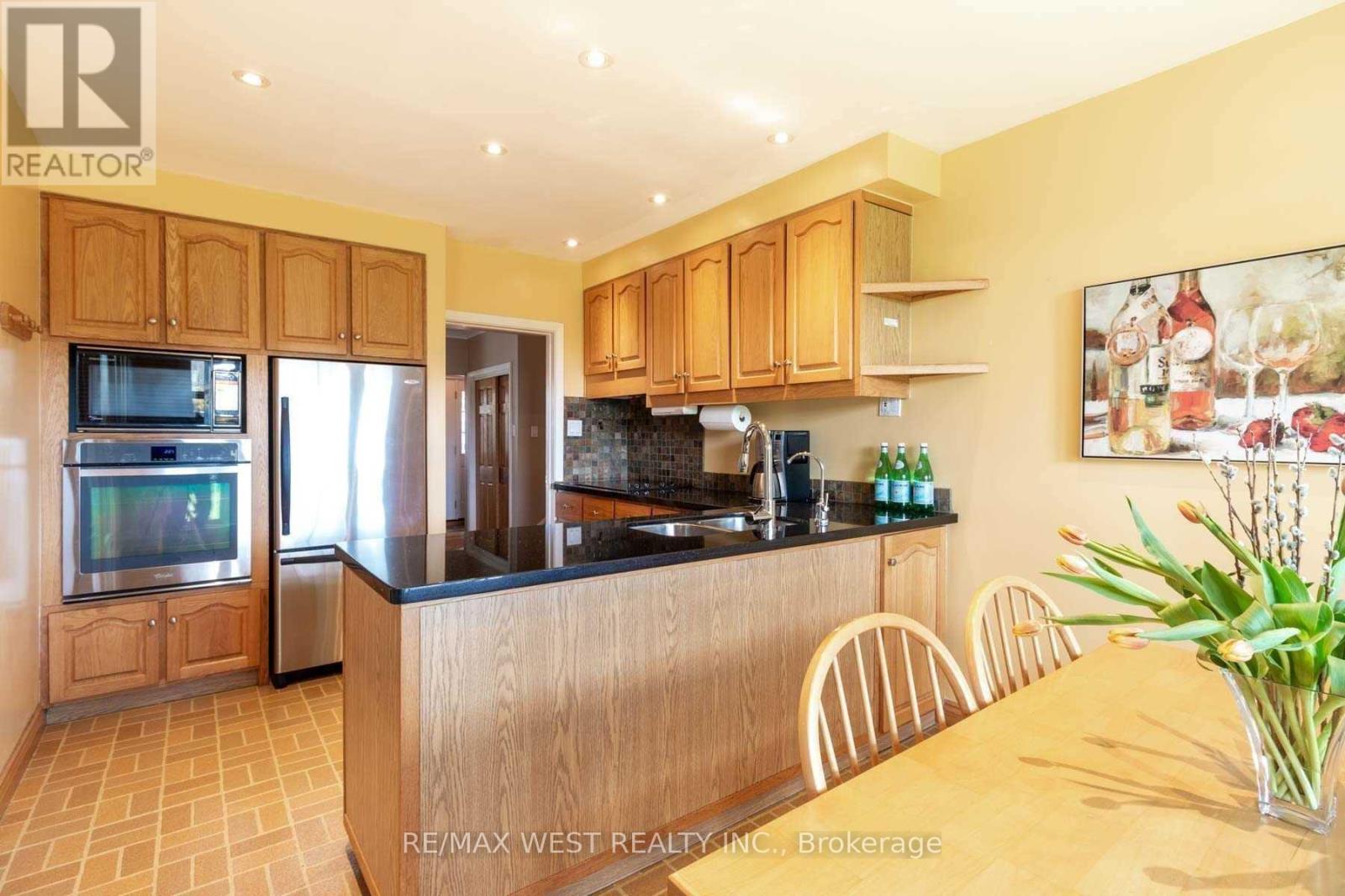 73 Ravensbourne Crescent, Toronto, Ontario  M9A 2B1 - Photo 11 - W12658806