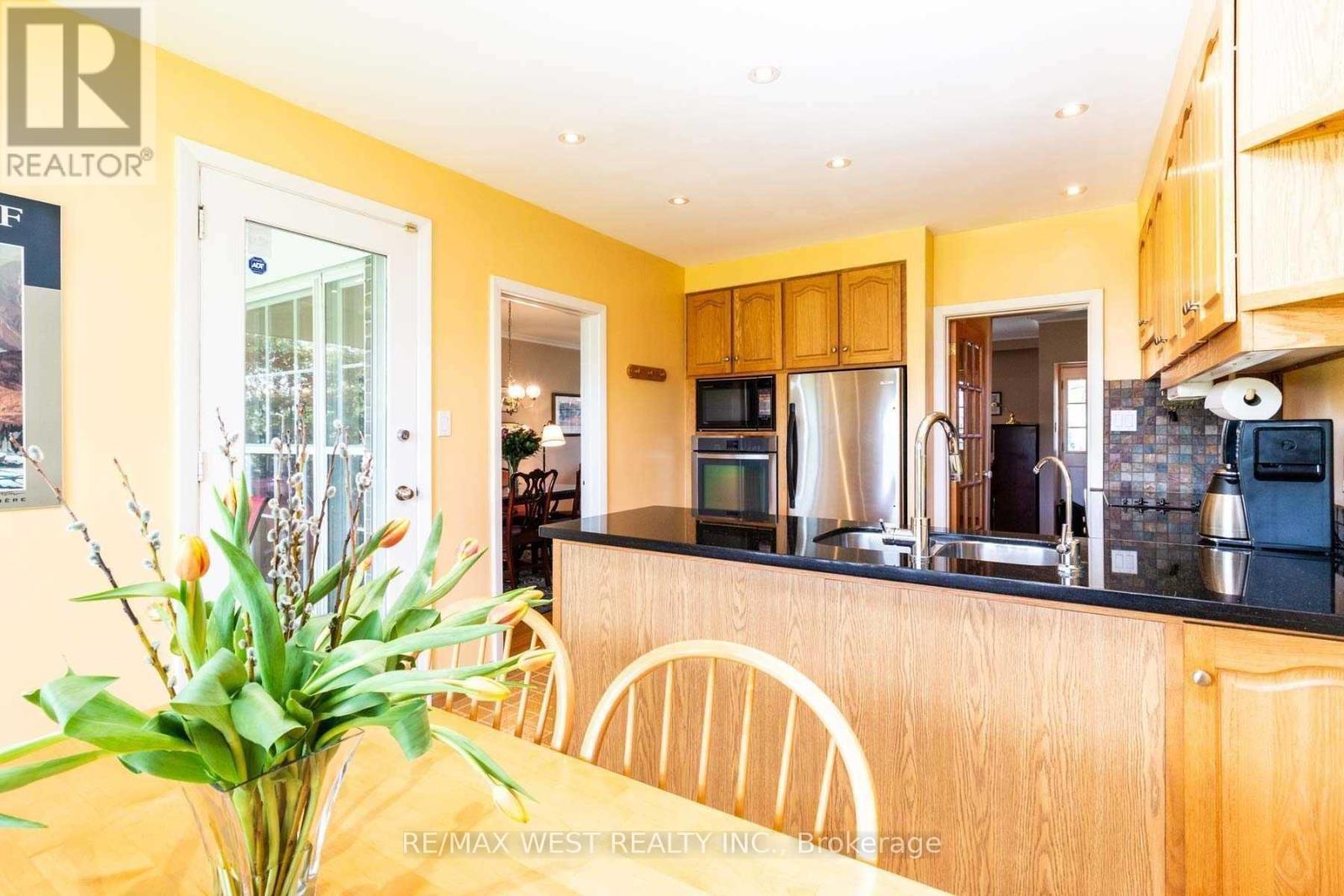 73 Ravensbourne Crescent, Toronto, Ontario  M9A 2B1 - Photo 13 - W12658806