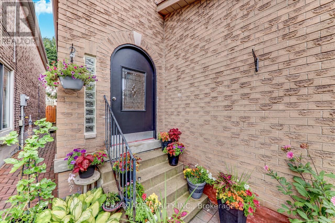 111 Laird Drive, Markham, Ontario  L3S 3N6 - Photo 3 - N12684266