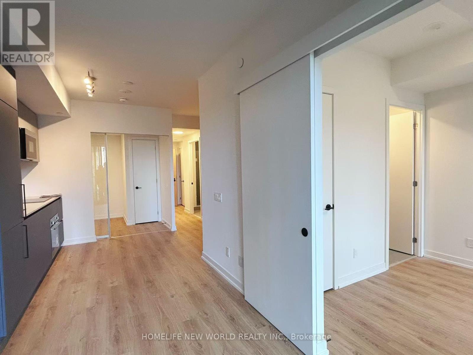 <div class="slider-price">$2,900 Monthly</div><p>329 - 35 Parliament Street, Toronto, Ontario</p>