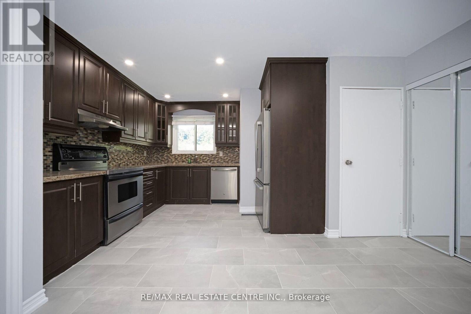 35 Madison Street, Brampton, Ontario  L6S 3C4 - Photo 12 - W12684310