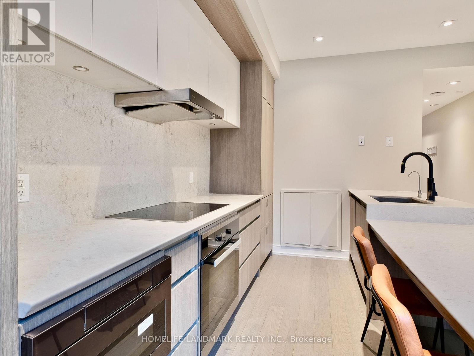 6 - 33 Dundonald Street, Toronto, Ontario  M4Y 1K3 - Photo 2 - C12684382