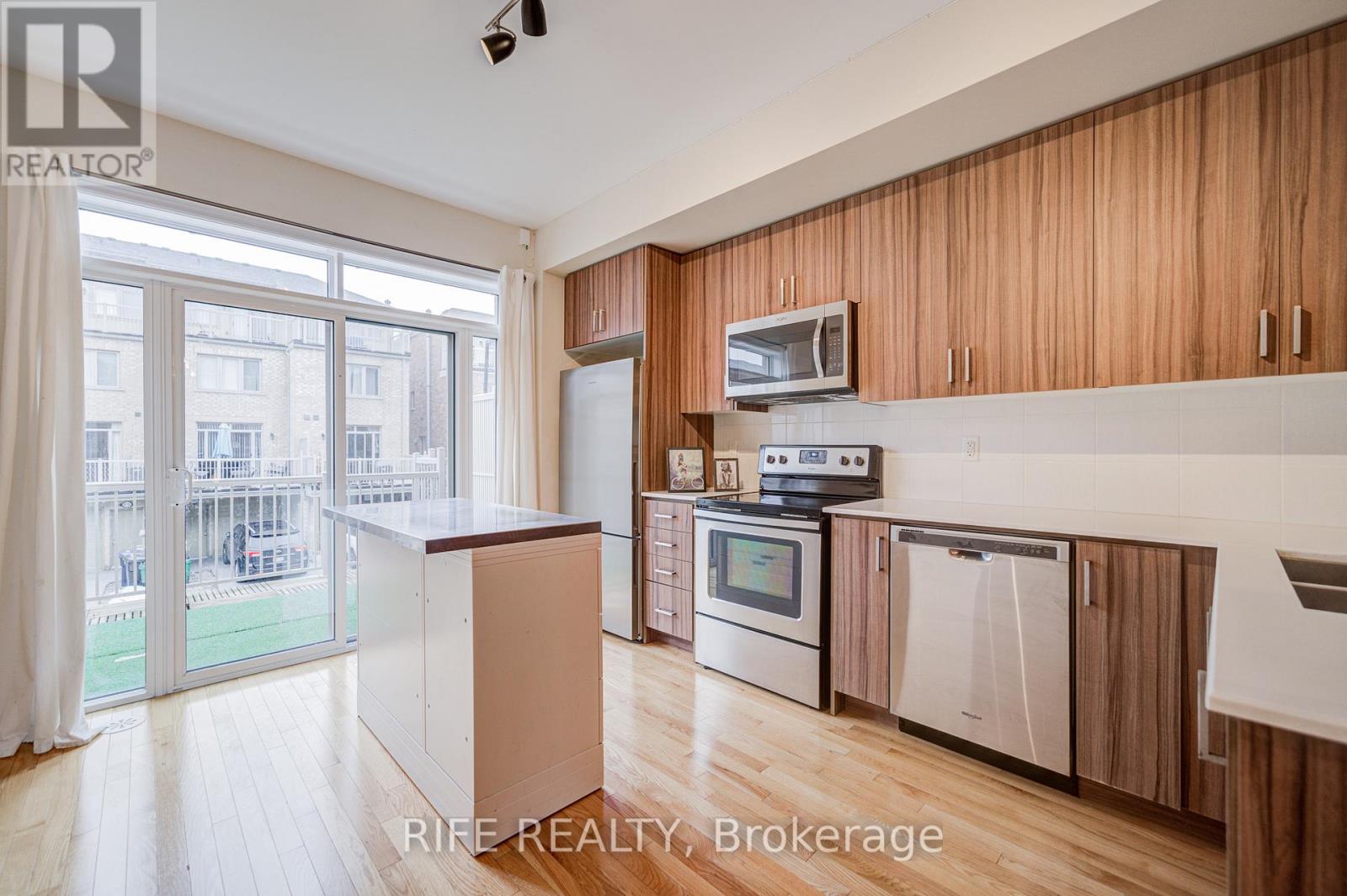 21 Edward Horton Crescent, Toronto, Ontario  M8Z 6A4 - Photo 10 - W12684430