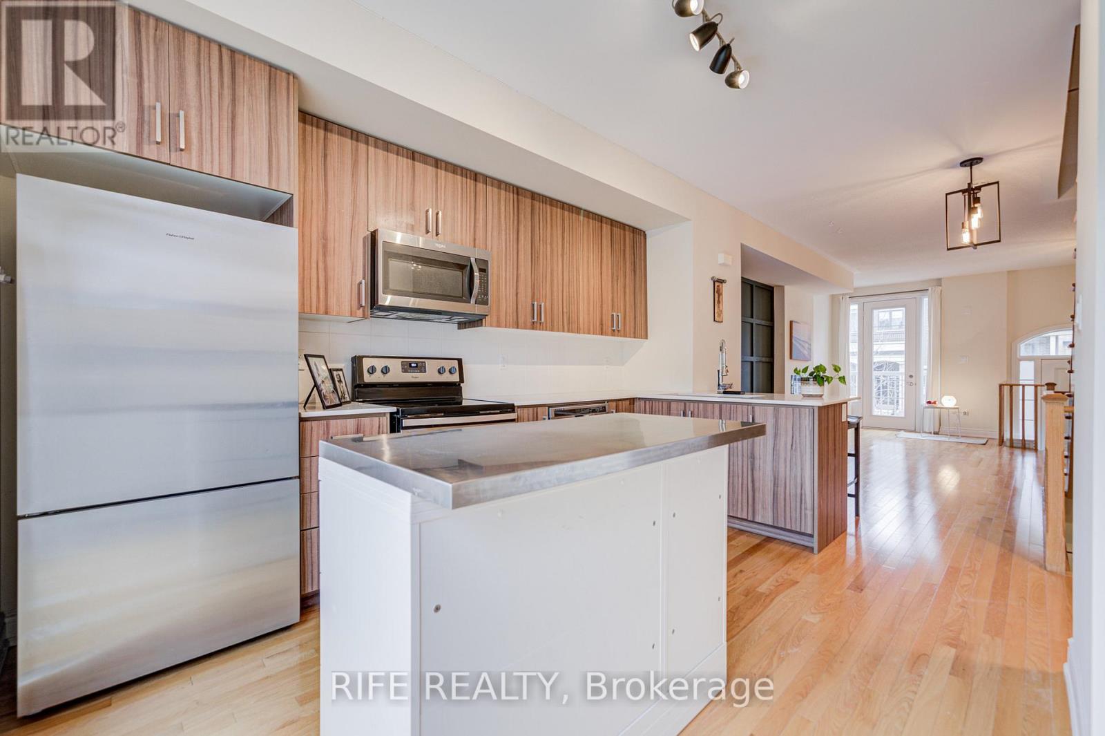 21 Edward Horton Crescent, Toronto, Ontario  M8Z 6A4 - Photo 11 - W12684430