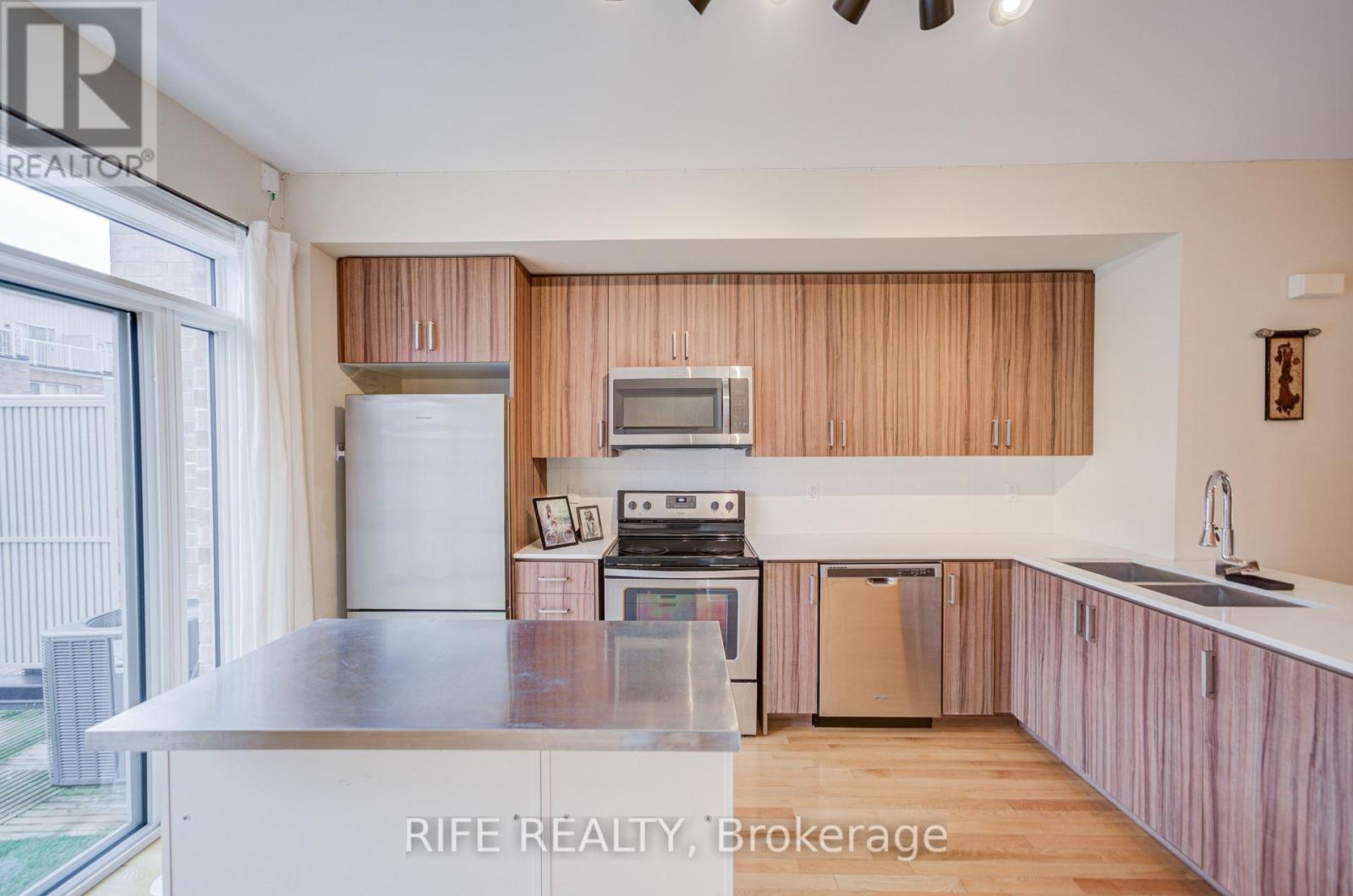 21 Edward Horton Crescent, Toronto, Ontario  M8Z 6A4 - Photo 12 - W12684430