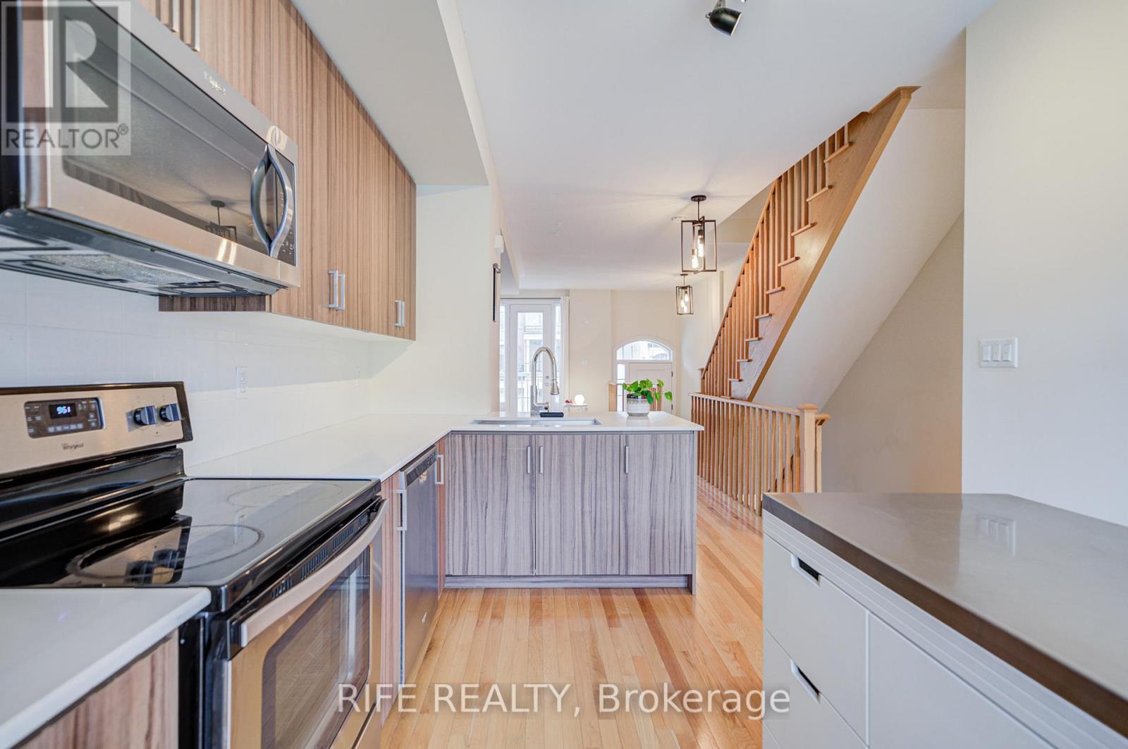 21 Edward Horton Crescent, Toronto, Ontario  M8Z 6A4 - Photo 13 - W12684430