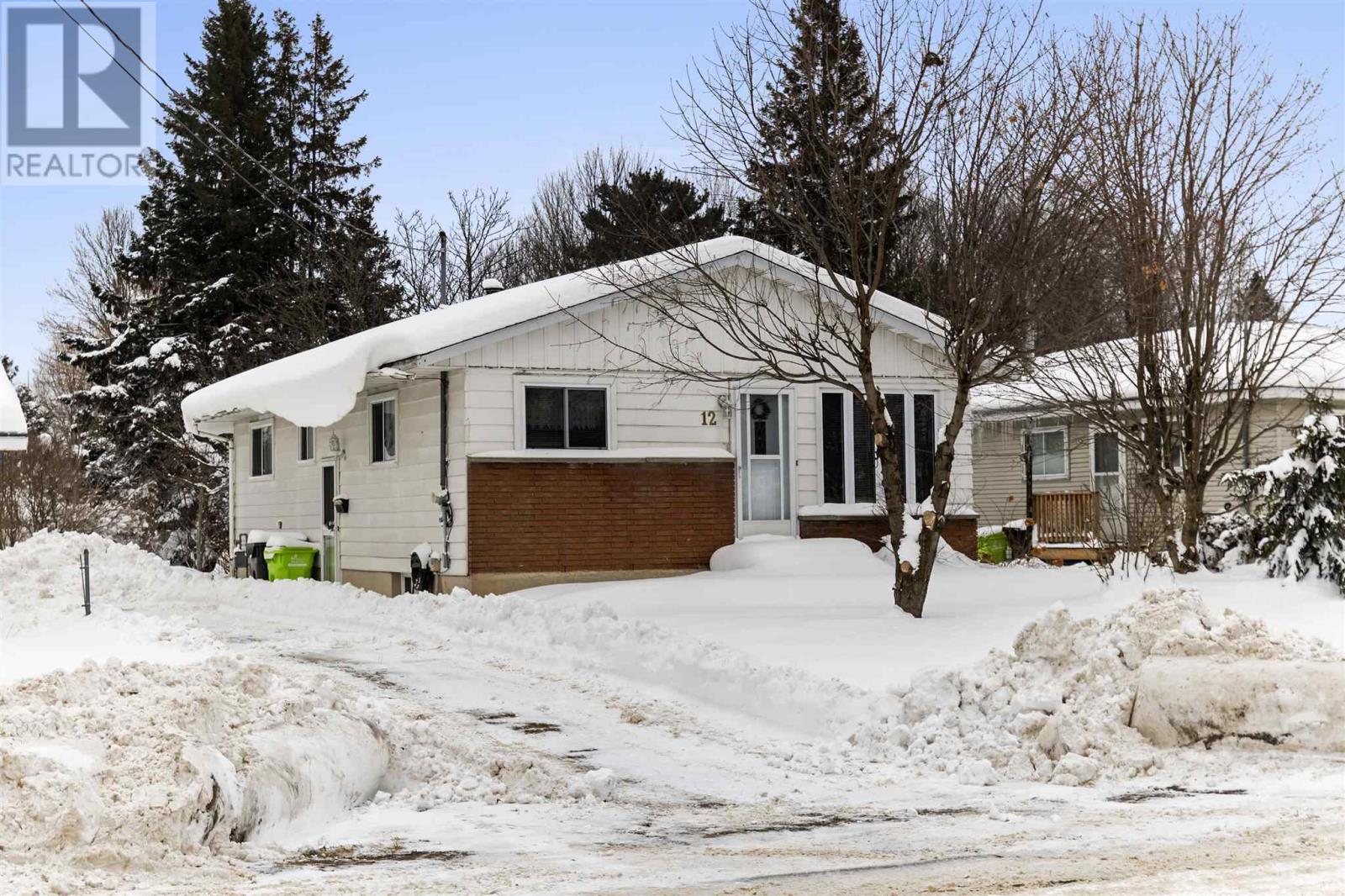 12 Vera St, Sault Ste. Marie, Ontario  P6B 5M8 - Photo 2 - SM253496