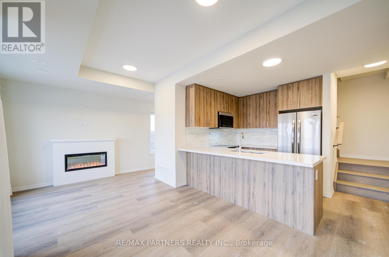 152 Matawin Lane, Richmond Hill, Ontario L4B 0H7 - Photo 3 - N12680544