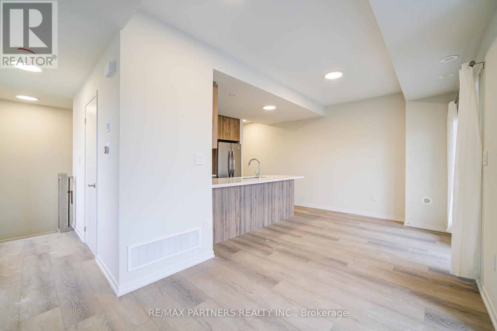 152 Matawin Lane, Richmond Hill, Ontario L4B 0H7 - Photo 5 - N12680544