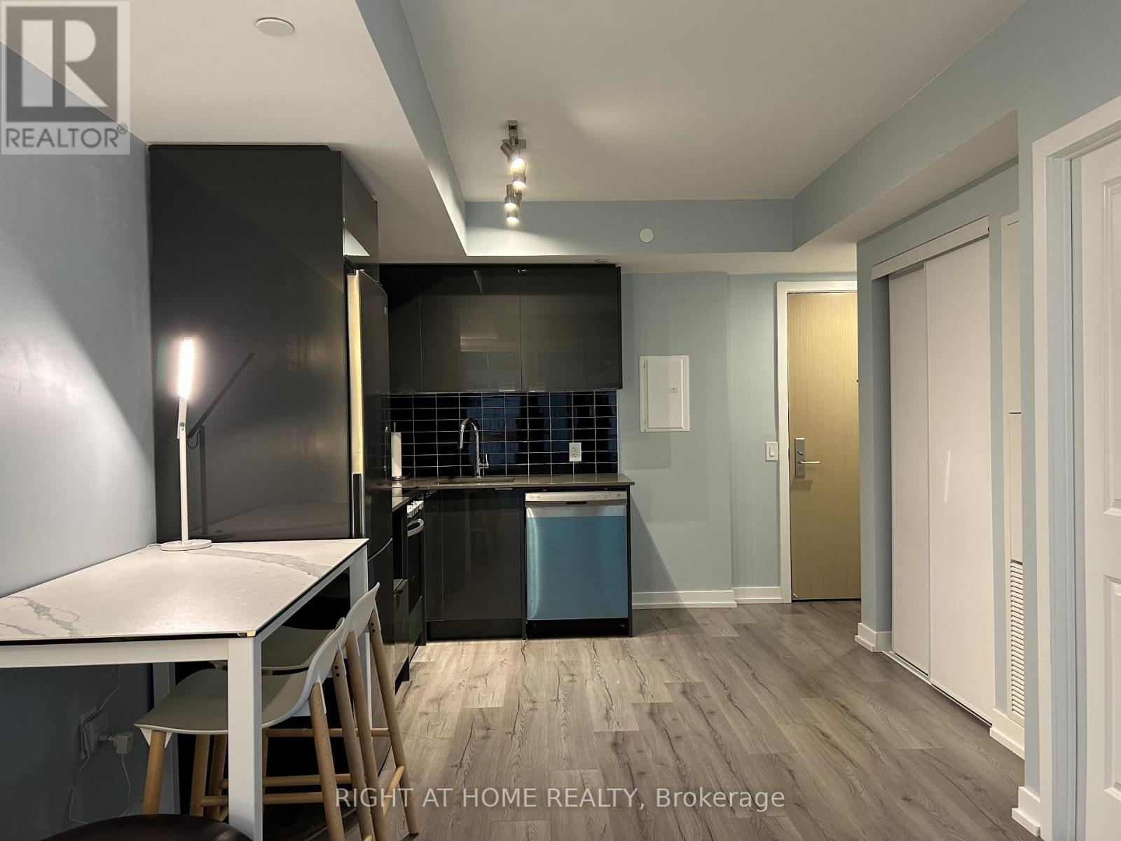 1303 - 395 Bloor Street E, Toronto, Ontario  M4W 0B4 - Photo 4 - C12684540