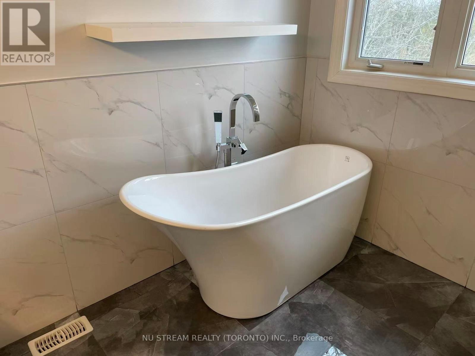 214 Karl Rose Trail, Newmarket, Ontario  L3X 3J3 - Photo 10 - N12684544