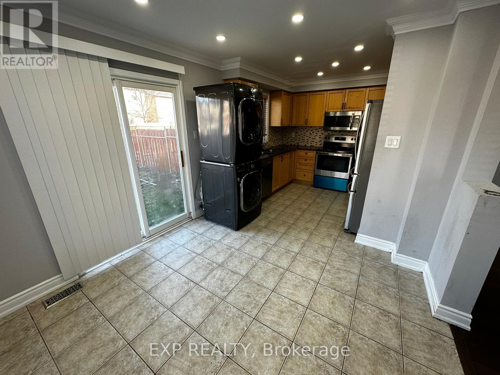 25 Prince Crescent, Brampton, Ontario  L7A 2C9 - Photo 3 - W12684568