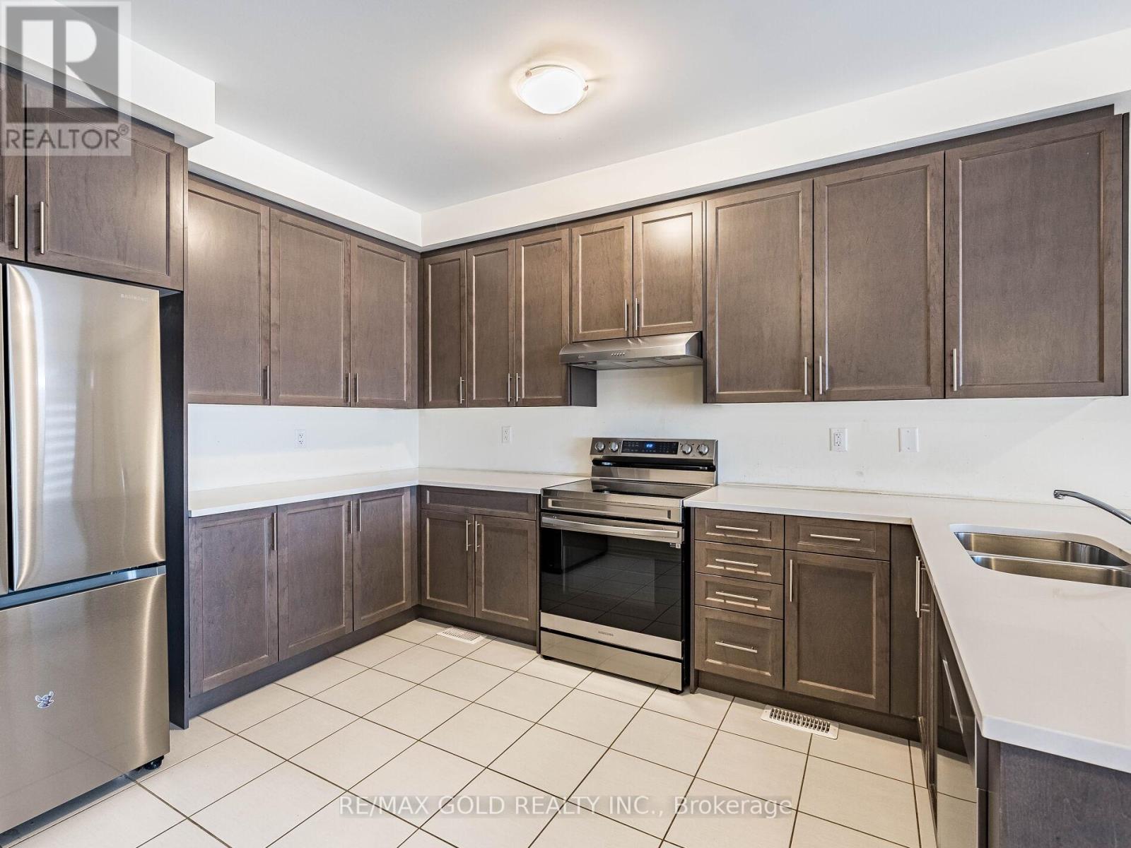 94 Donald Ficht Crescent, Brampton, Ontario  L7A 5H8 - Photo 15 - W12684582