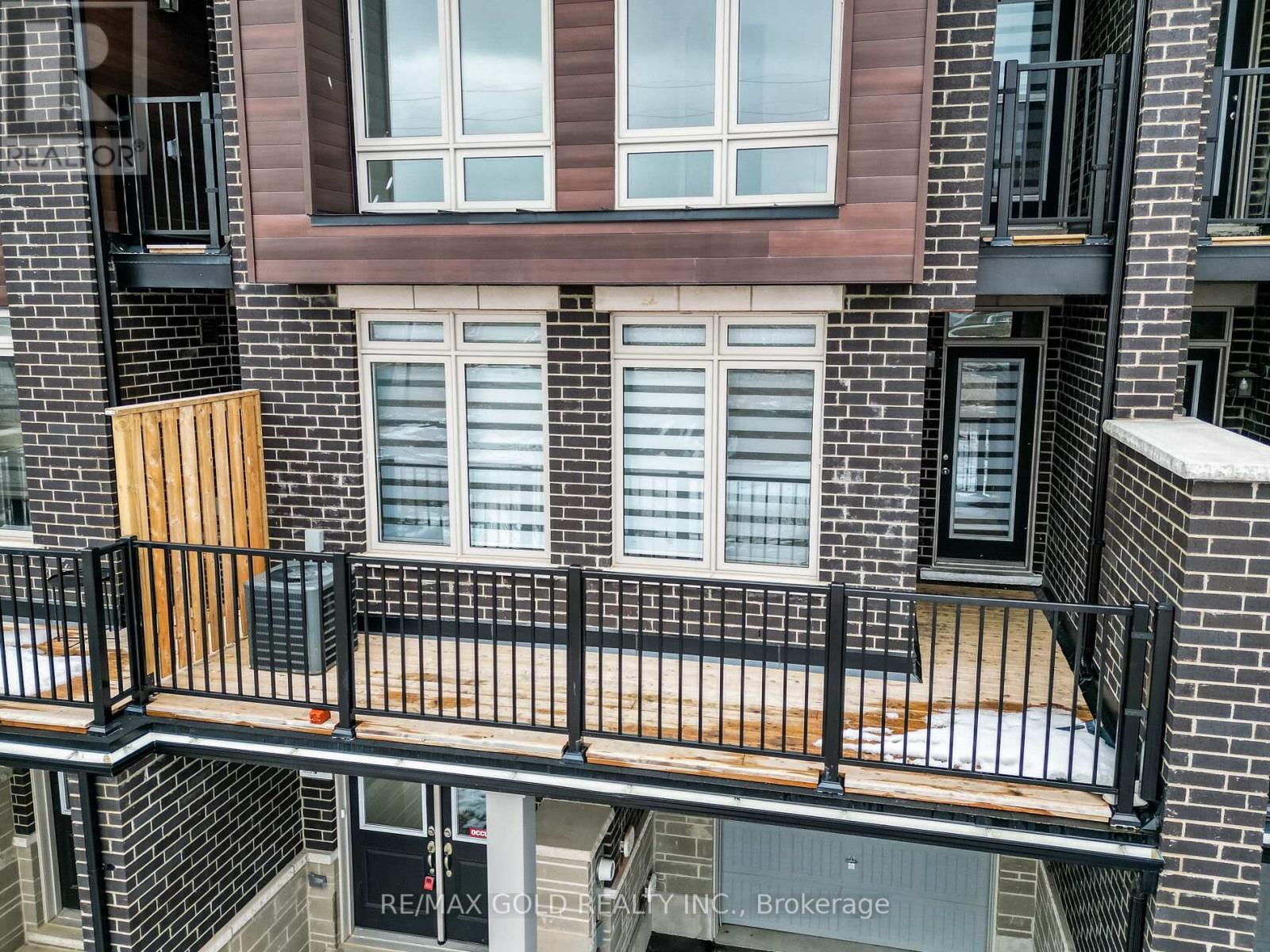 94 Donald Ficht Crescent, Brampton, Ontario  L7A 5H8 - Photo 4 - W12684582