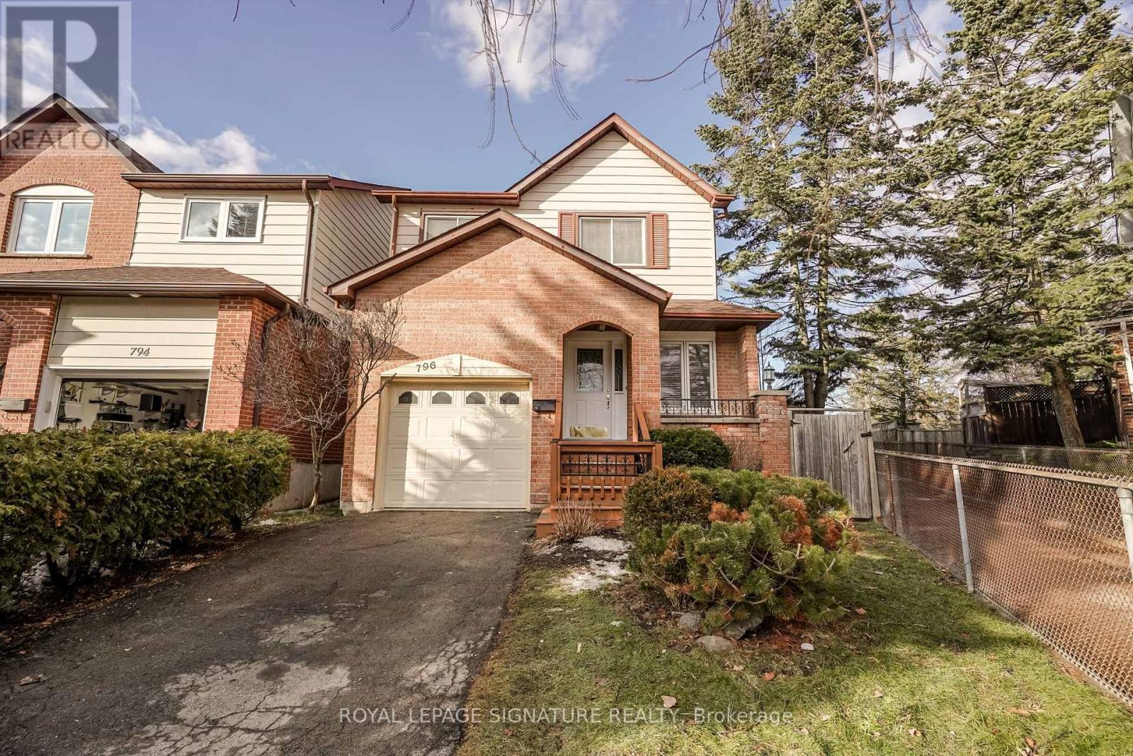 796 Thistle Down Court, Mississauga, Ontario  L5C 3K6 - Photo 1 - W12684600