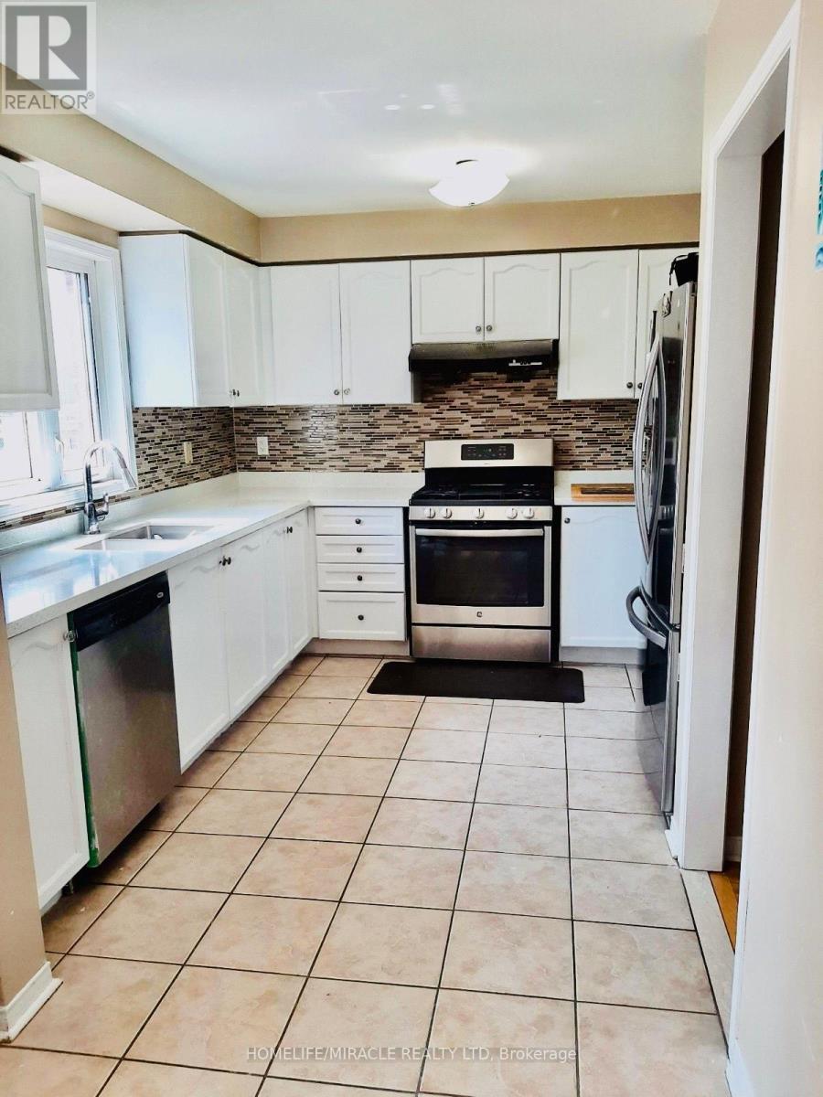 66 Echoridge Drive, Brampton, Ontario  L7A 3L7 - Photo 6 - W12684248