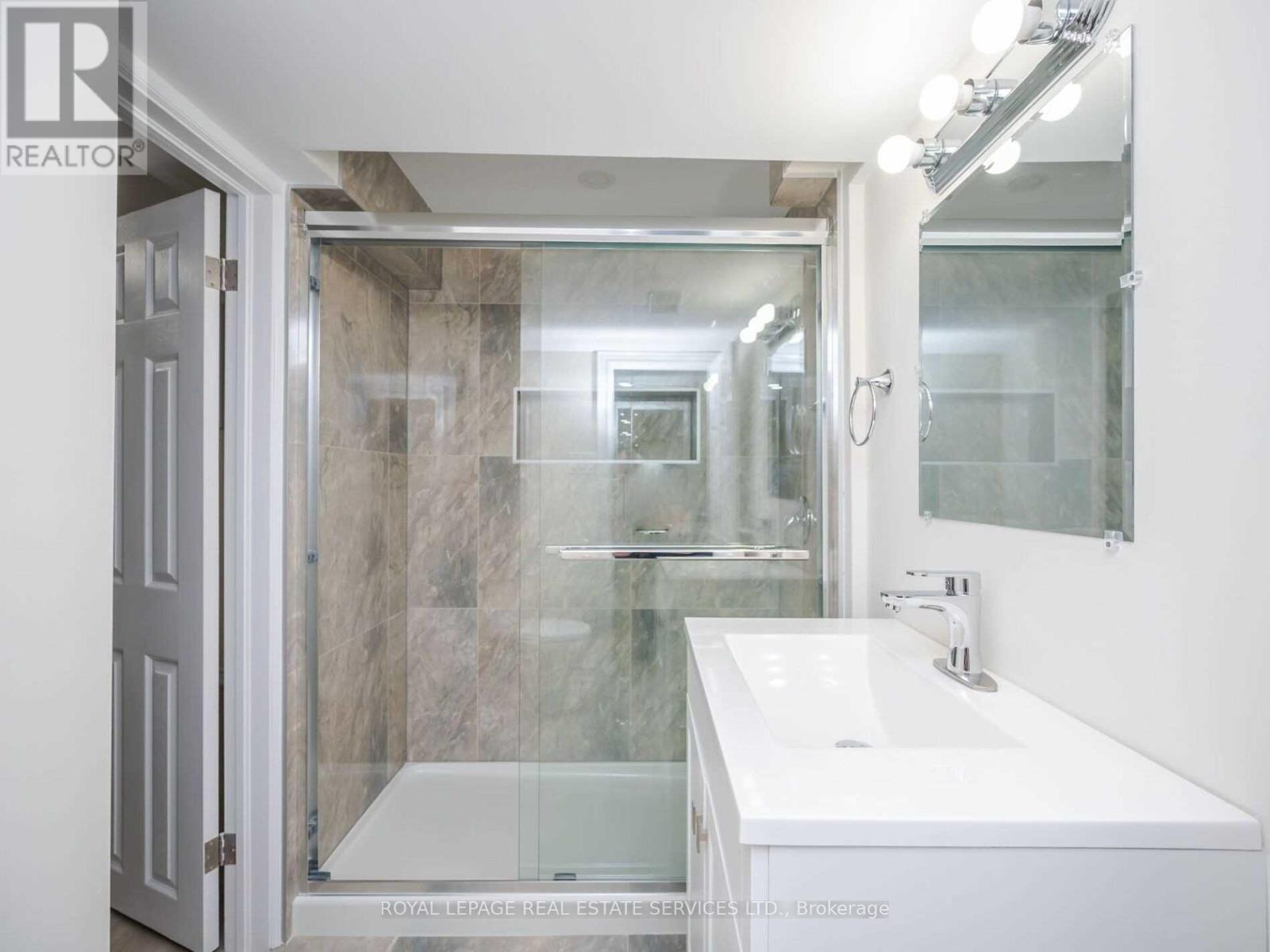 372 Highside Drive, Milton, Ontario  L9T 1W7 - Photo 4 - W12605038