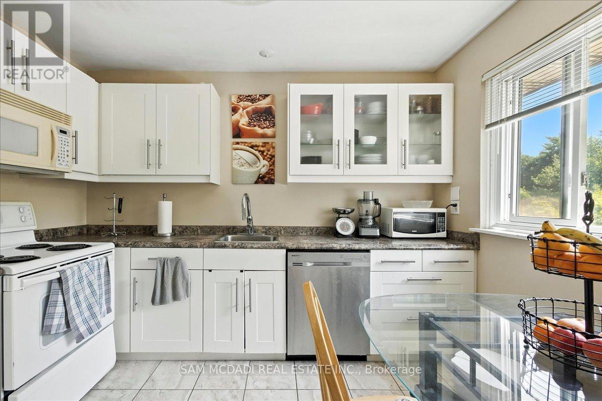 1211 Eighth Line, Oakville, Ontario  L6H 2H2 - Photo 17 - W12684634