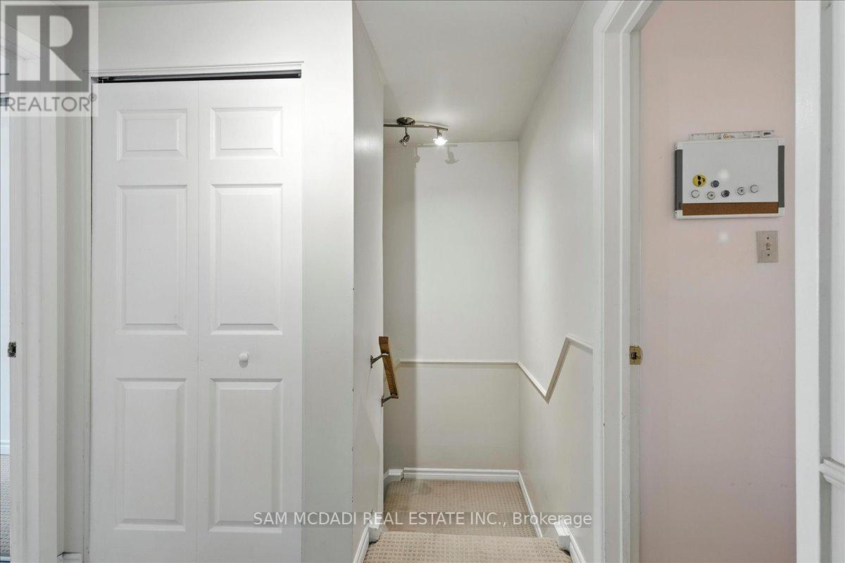 1211 Eighth Line, Oakville, Ontario  L6H 2H2 - Photo 23 - W12684634