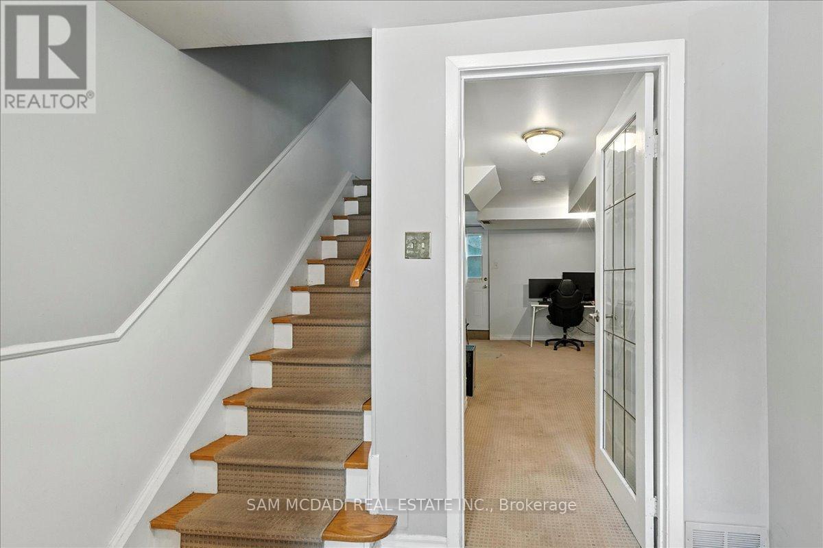 1211 Eighth Line, Oakville, Ontario  L6H 2H2 - Photo 3 - W12684634