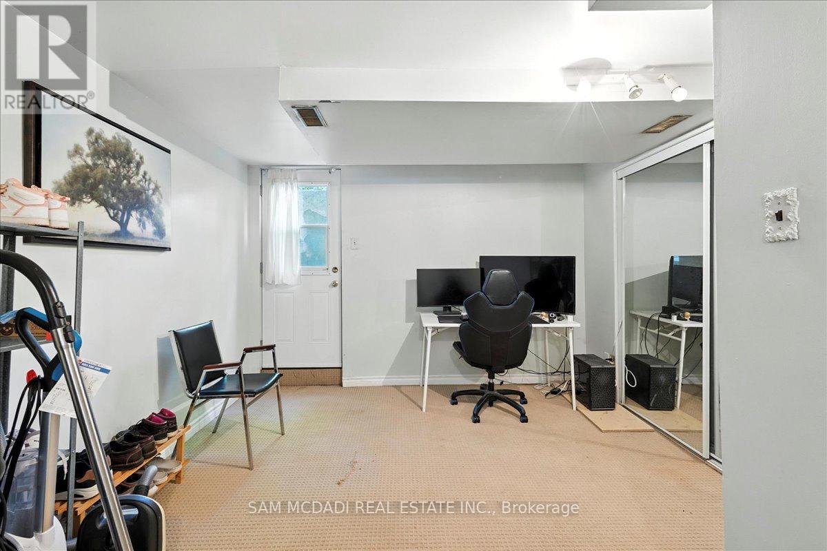 1211 Eighth Line, Oakville, Ontario  L6H 2H2 - Photo 4 - W12684634