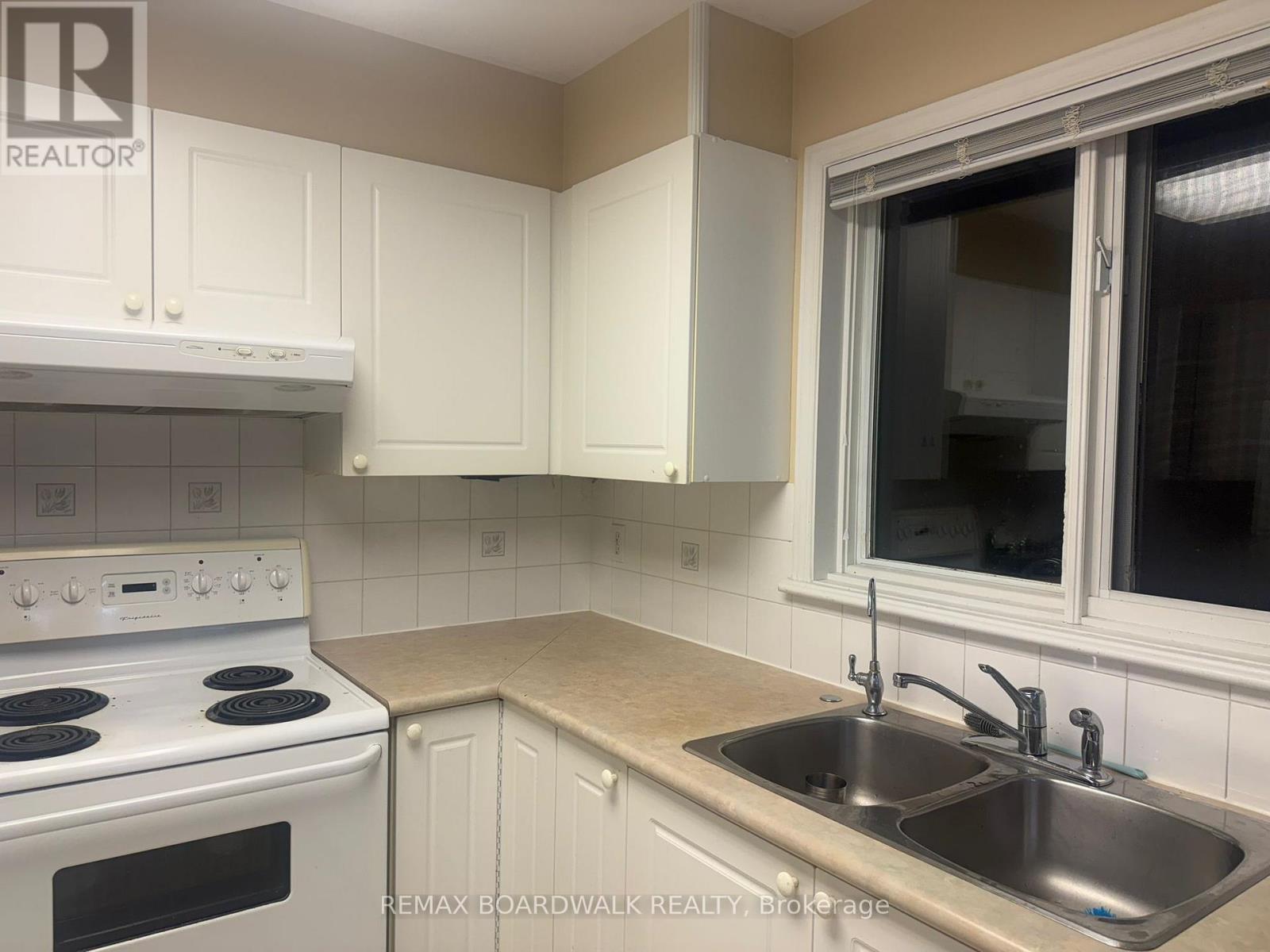 6 Briston Private, Ottawa, Ontario  K1G 5P5 - Photo 5 - X12684686