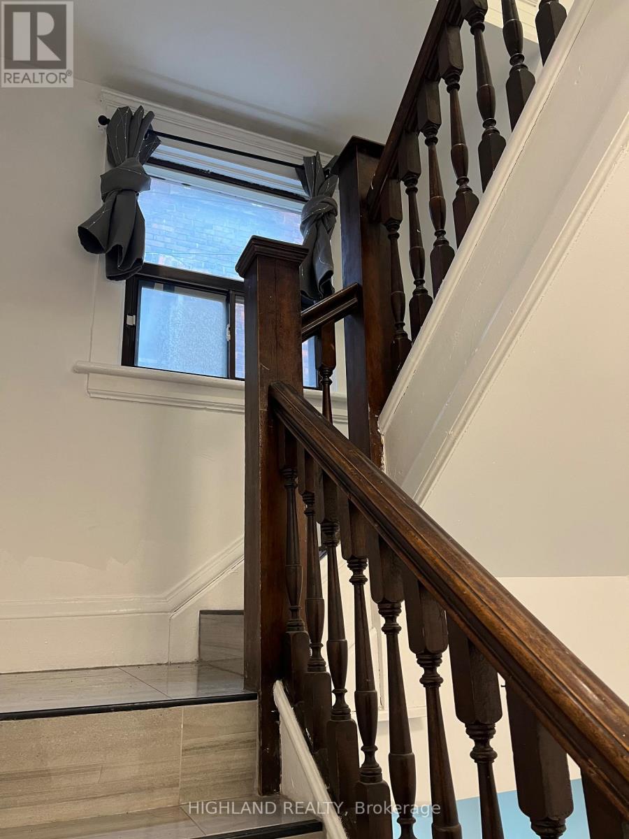 915 Lansdowne Ave, 2nd Floor Avenue, Toronto, Ontario  M6H 3Z2 - Photo 11 - W12659214