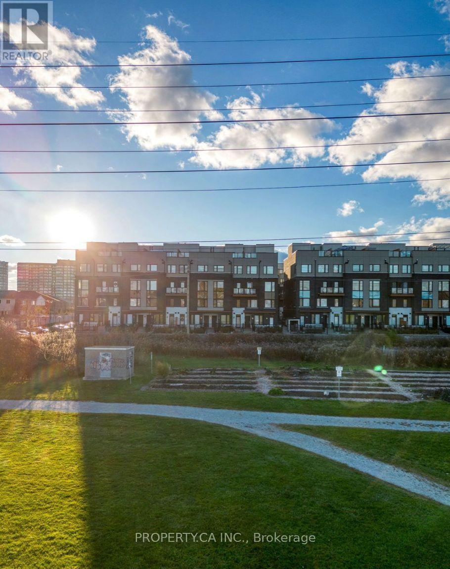 404 - 1555 Kingston Road, Pickering (Town Centre), Ontario  L1V 0E9 - Photo 2 - E12684744