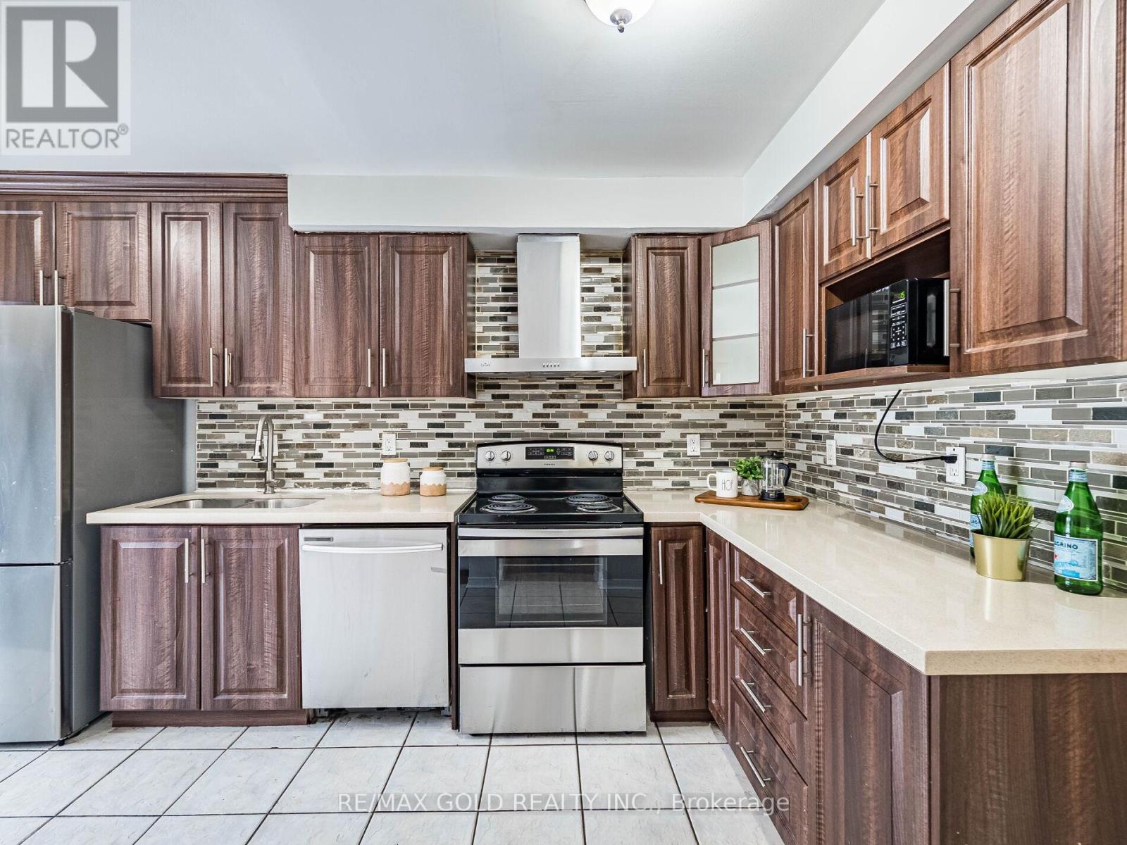 33 Fiddleneck Crescent, Brampton (Sandringham-Wellington), Ontario  L6R 1R2 - Photo 16 - W12684726