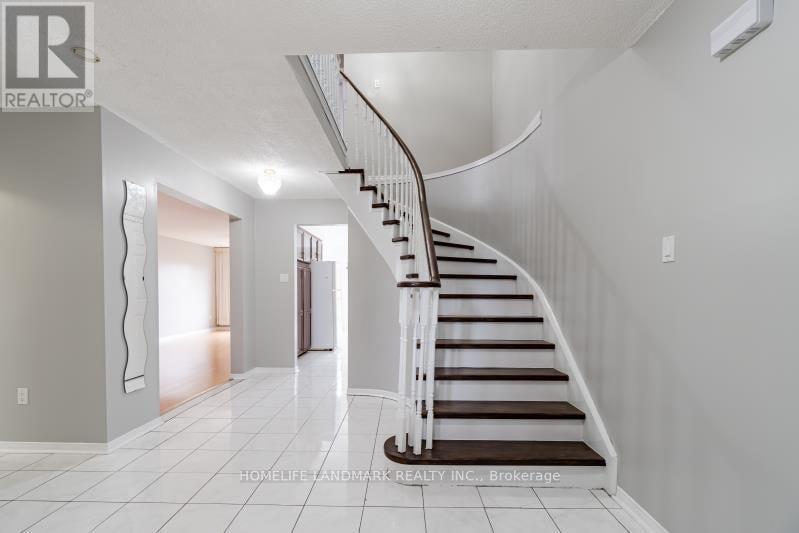 Upper - 5235 Astwell Avenue, Mississauga (Hurontario), Ontario  L5R 3H8 - Photo 2 - W12684728