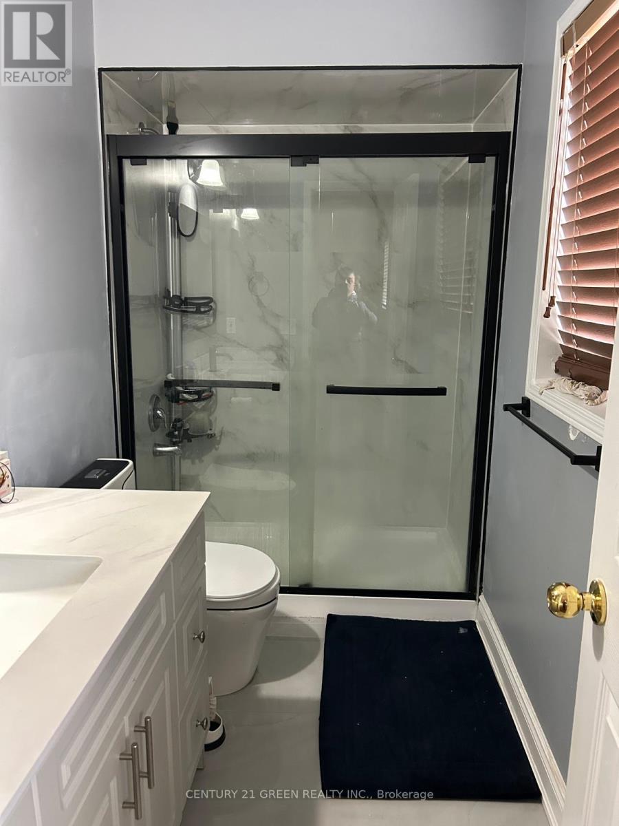 Main - 45 Seaside Circle, Brampton, Ontario  L6R 2G7 - Photo 9 - W12684748