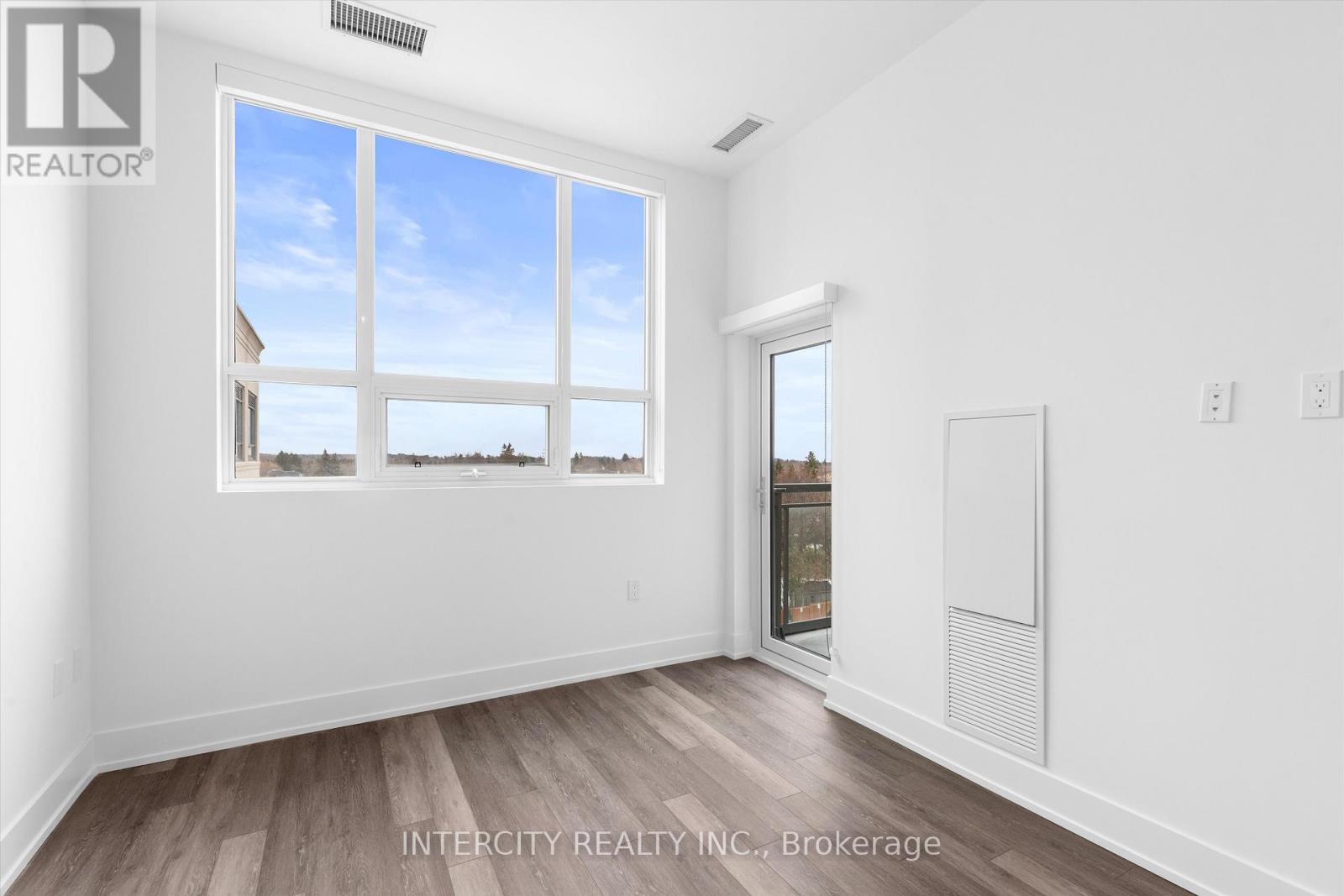 601 - 2075 King Road, King, Ontario  L7B 0R6 - Photo 9 - N12680706