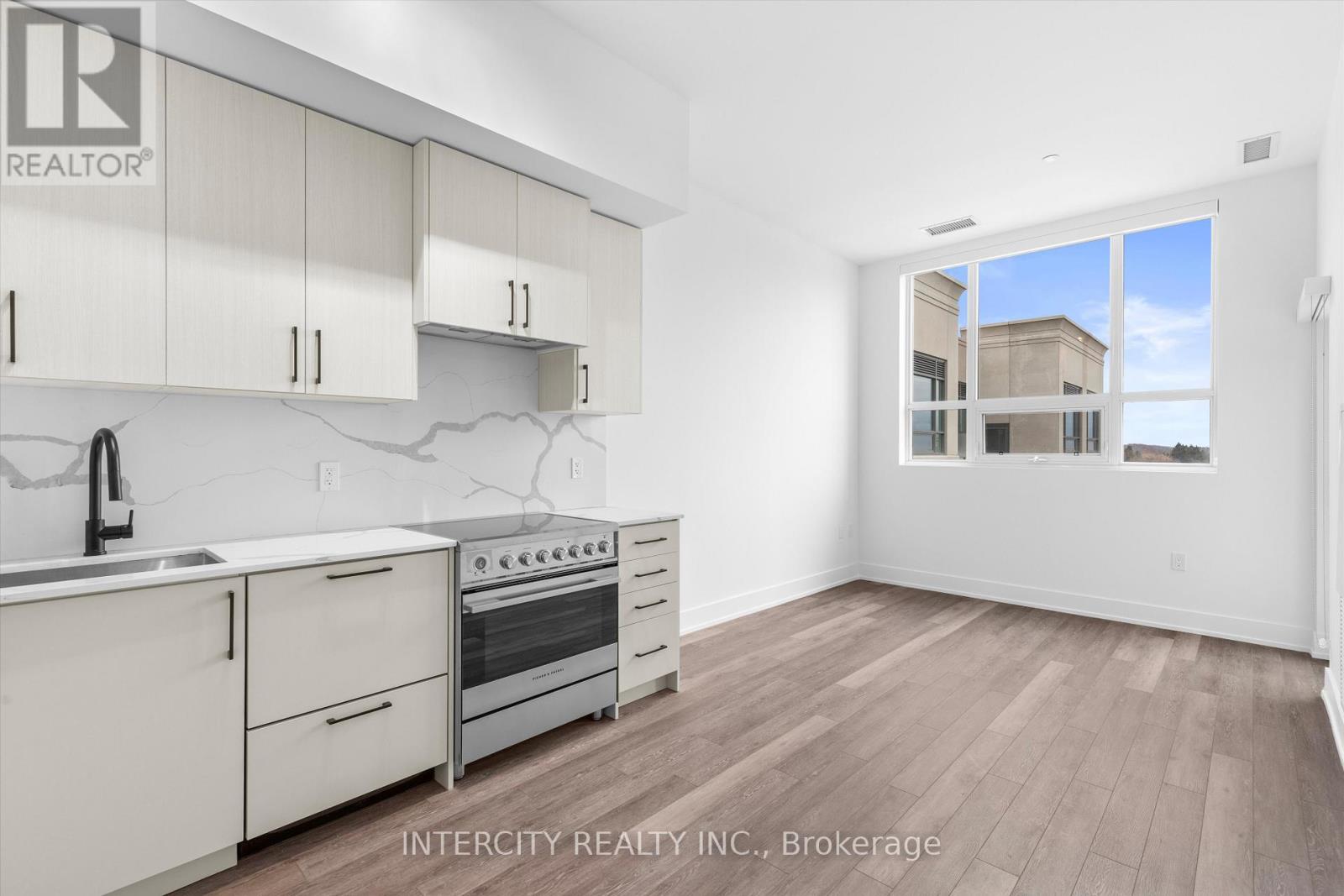 601 - 2075 King Road, King, Ontario  L7B 0R6 - Photo 6 - N12680706