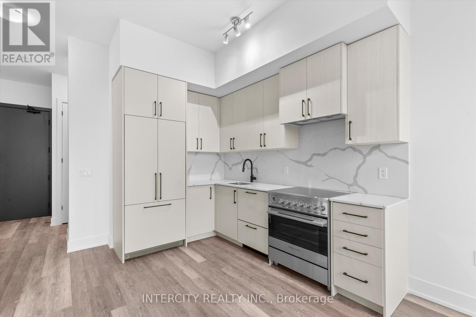 601 - 2075 King Road, King, Ontario  L7B 0R6 - Photo 3 - N12680706