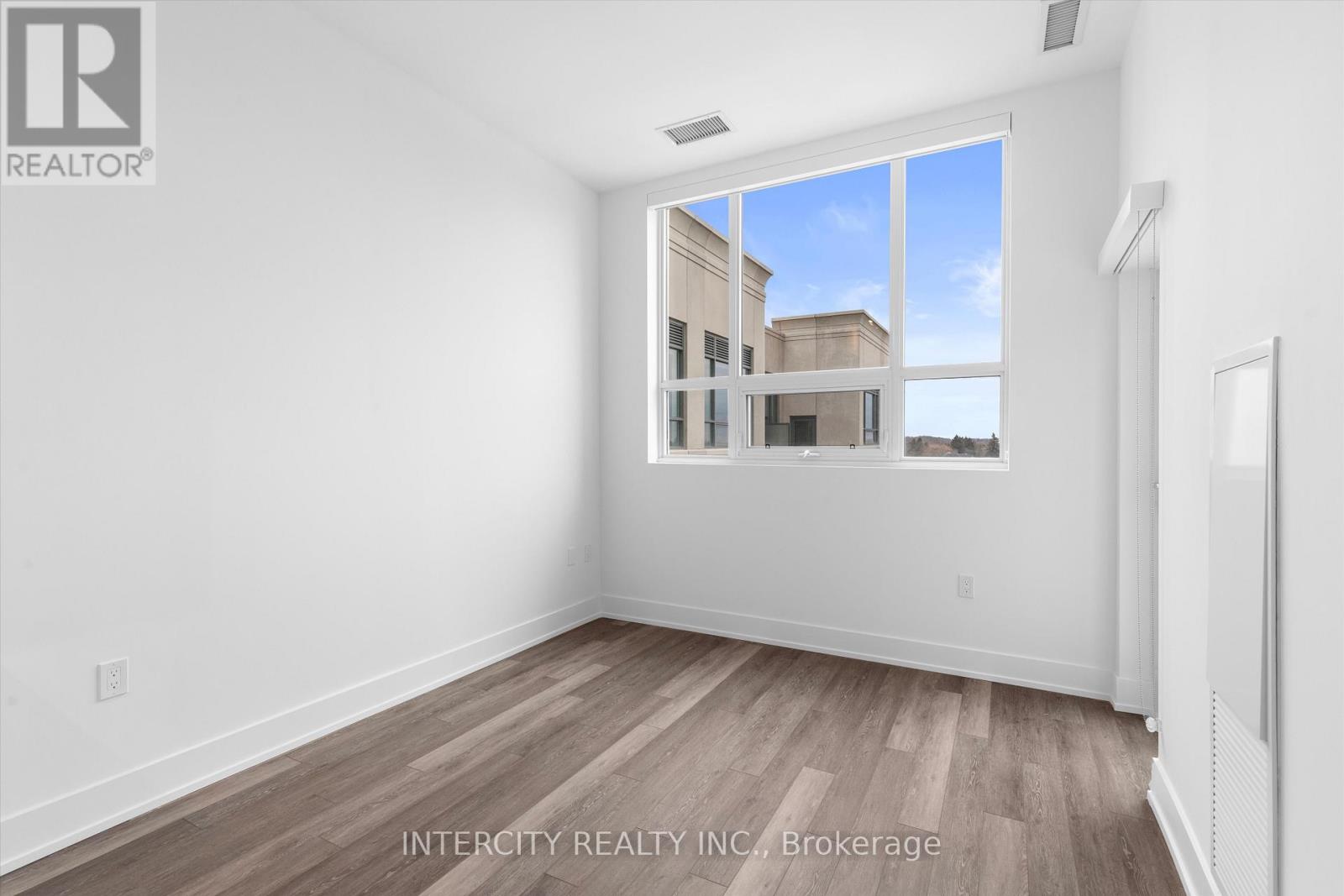 601 - 2075 King Road, King, Ontario  L7B 0R6 - Photo 8 - N12680706