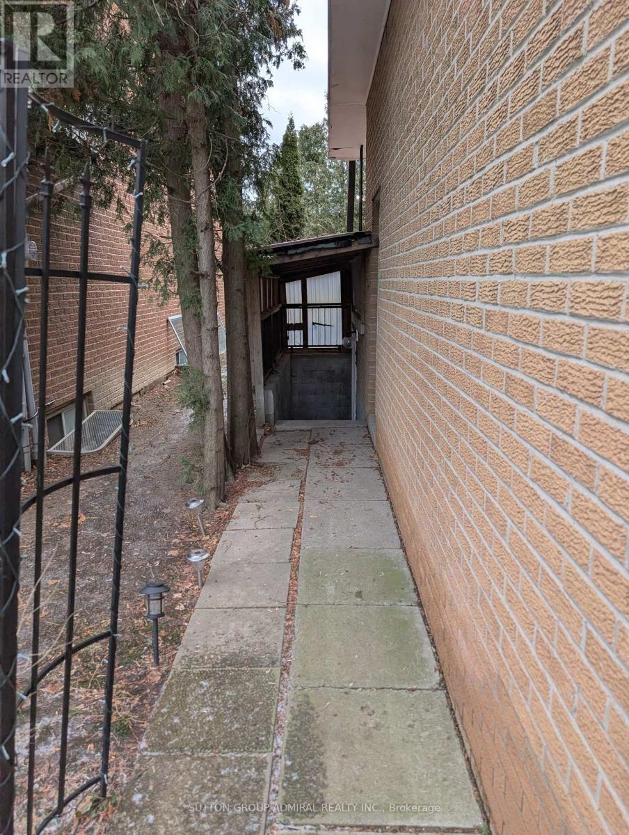 Bsmt - 41 Russfax Drive, Toronto, Ontario  M2R 3K9 - Photo 2 - C12684762