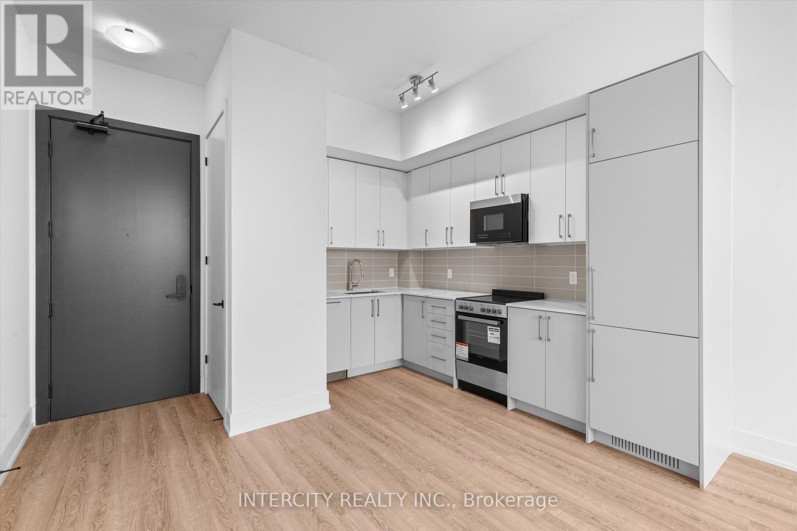 616 - 2075 King Road, King, Ontario  L7B 0R6 - Photo 3 - N12639130