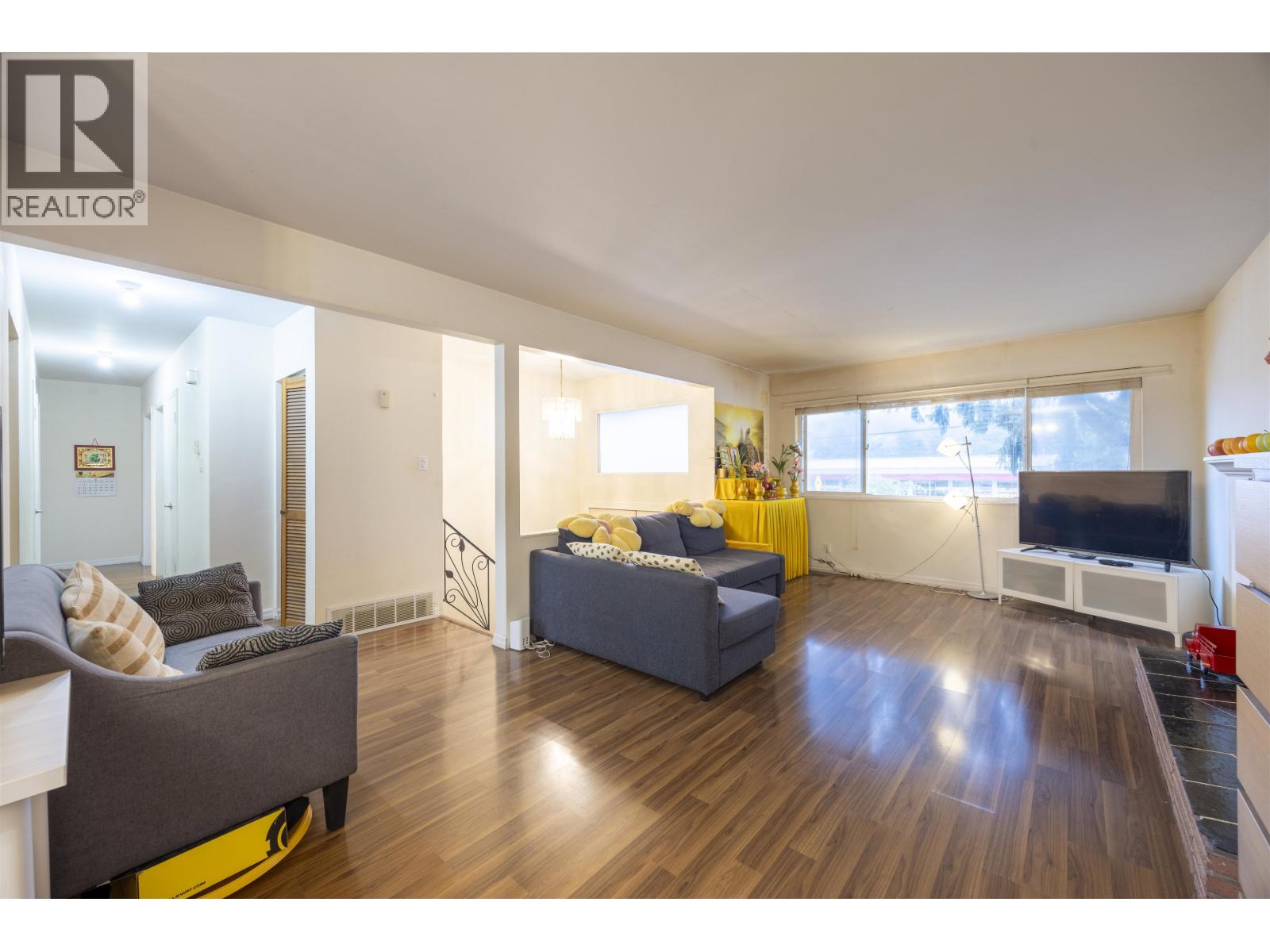 675 Duncan Avenue, Burnaby, British Columbia V5B 4M1 - Photo 5 - R3054105