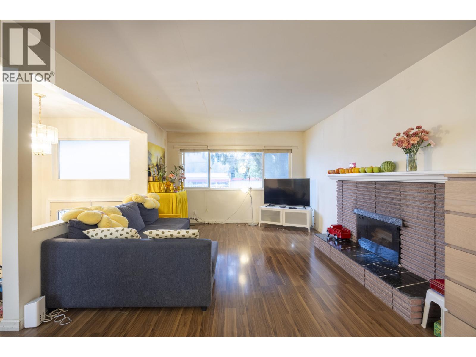 675 Duncan Avenue, Burnaby, British Columbia V5B 4M1 - Photo 4 - R3054105