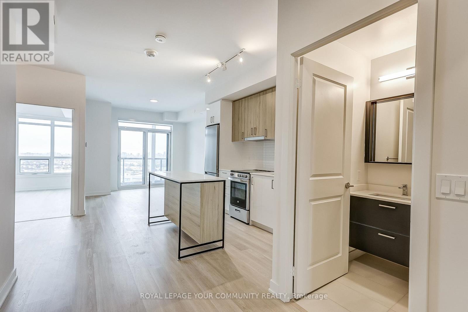 A2011 - 30 Upper Mall Way, Vaughan, Ontario  L4J 0L8 - Photo 2 - N12684808