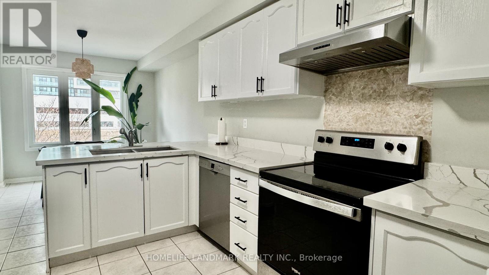 62 Beresford Drive, Richmond Hill, Ontario  L4B 4J5 - Photo 3 - N12684884