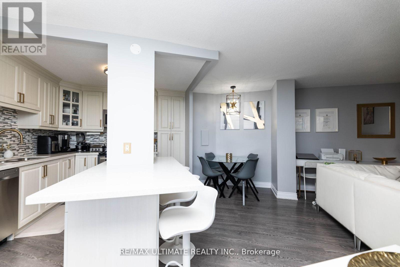 1007 - 530 Lolita Garden, Mississauga, Ontario  L5A 3T2 - Photo 5 - W12684914