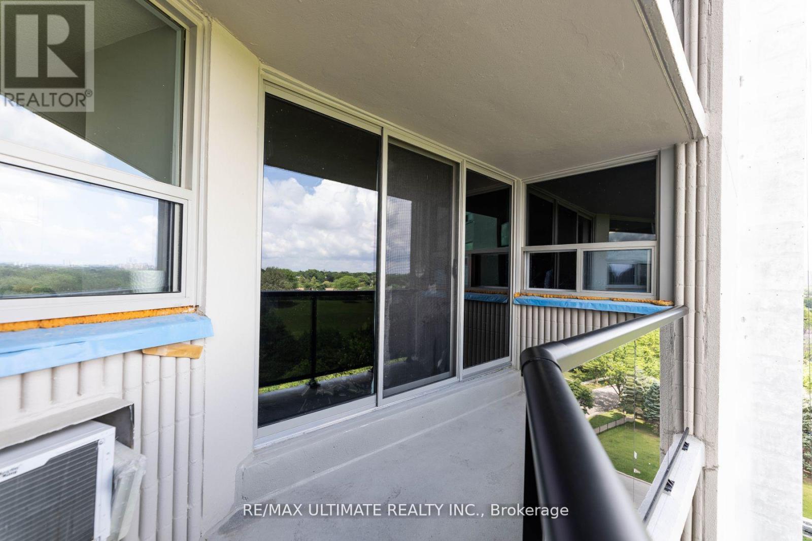 1007 - 530 Lolita Garden, Mississauga, Ontario  L5A 3T2 - Photo 9 - W12684914