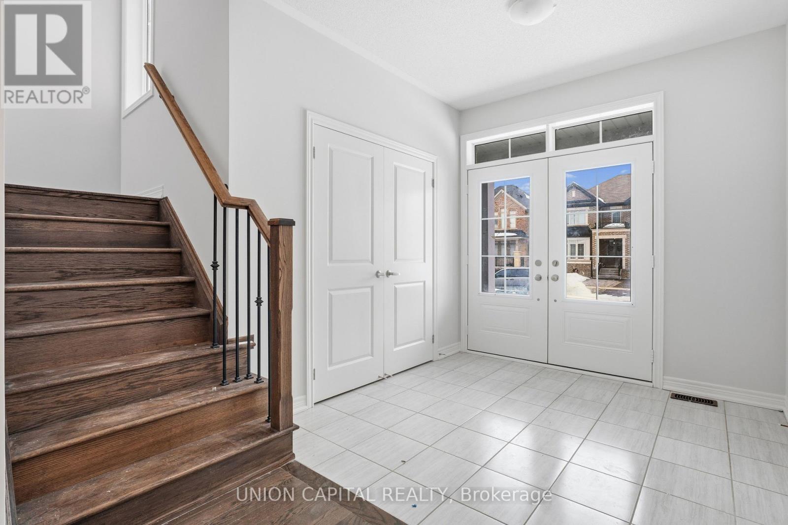 943 Larter Street, Innisfil, Ontario  L9S 1A8 - Photo 2 - N12675860