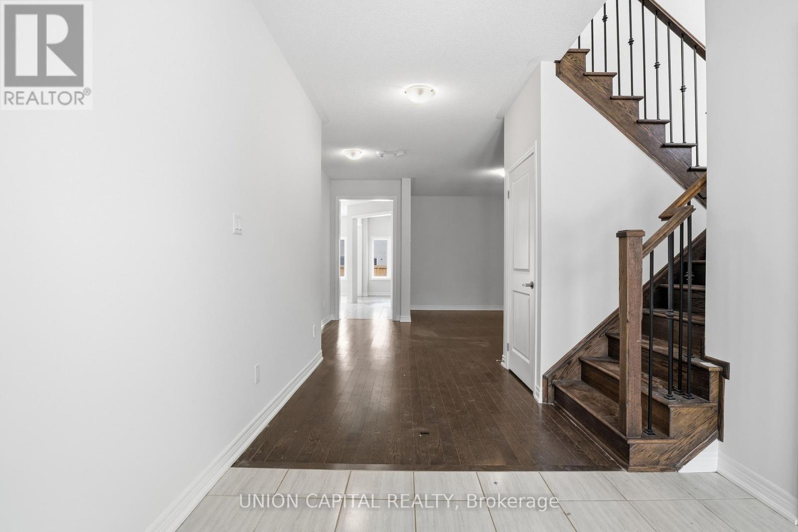 943 Larter Street, Innisfil, Ontario  L9S 1A8 - Photo 3 - N12675860